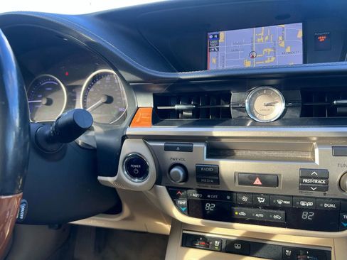 Used 2013 Lexus ES 300h w/ Luxury Pkg image 17