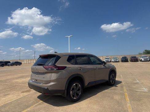 Used 2024 Nissan Rogue SV FWD image 22
