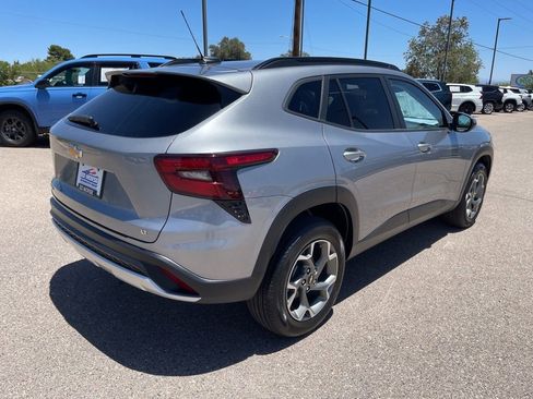 Used 2025 Chevrolet Trax LT FWD image 5