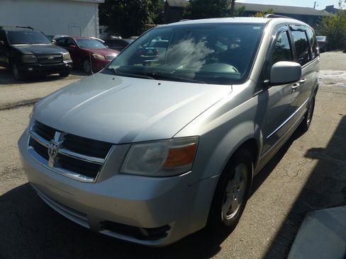 Used 2010 Dodge Grand Caravan SXT FWD image 2