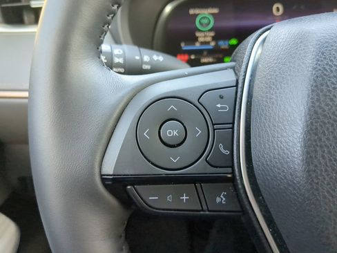 Used 2023 Toyota Venza LE image 29