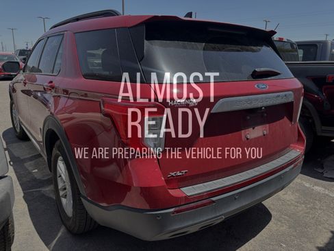 Used 2023 Ford Explorer XLT RWD image 3