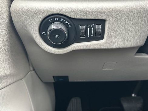 Used 2024 Chrysler Pacifica Limited image 18