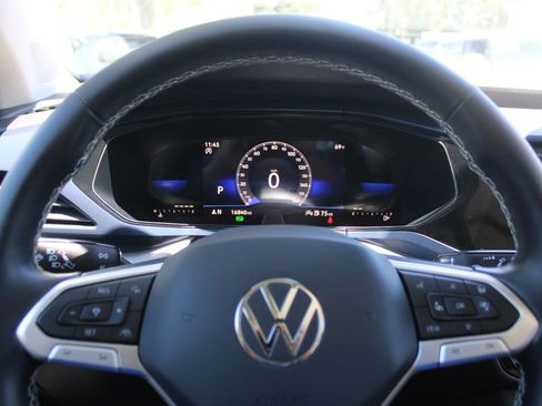 Used 2023 Volkswagen Taos SE w/ Panoramic Sunroof Package FWD image 27