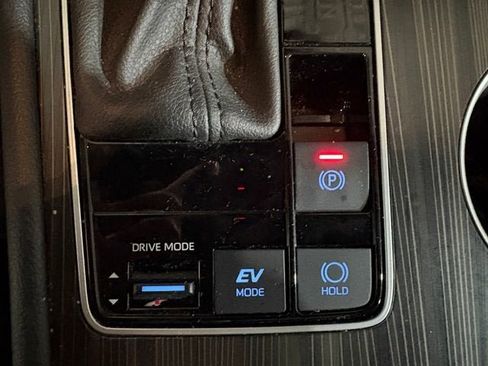 Used 2024 Toyota Sienna Platinum image 25