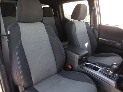 Used 2020 Toyota Tacoma TRD Off-Road w/ Technology Package image 10