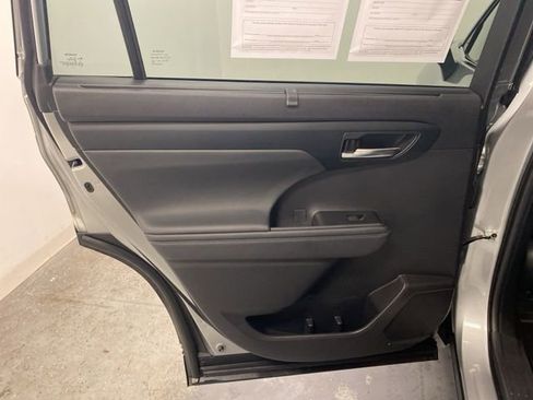 Used 2022 Toyota Highlander XLE image 22