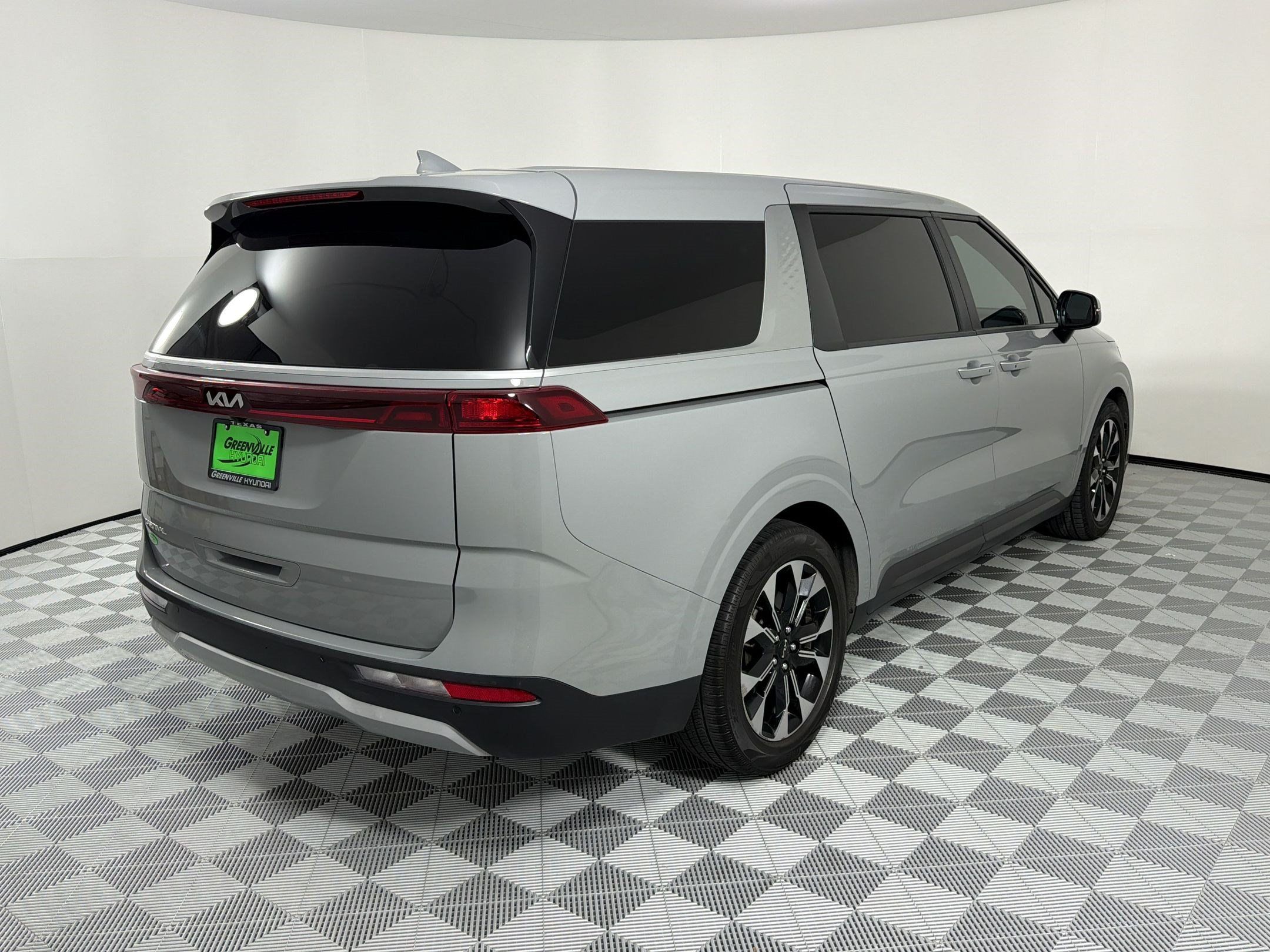 Used 2023 Kia Carnival EX FWD image 9
