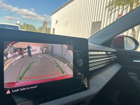 Used 2025 Volkswagen Jetta SE w/ Sunroof Package image 15