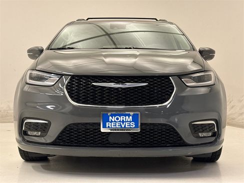 Used 2022 Chrysler Pacifica Touring-L image 3