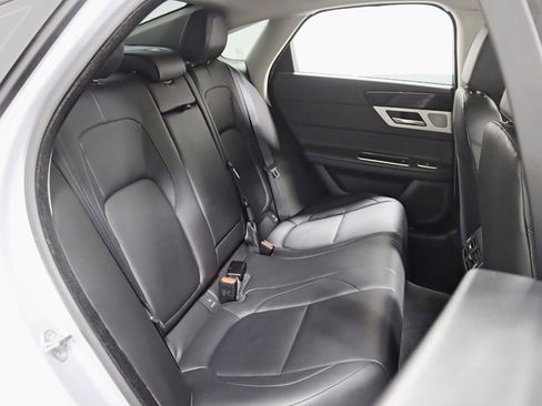 Used 2016 Jaguar XF Premium image 28