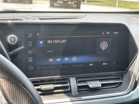 Used 2025 Chevrolet Trax LT FWD image 13