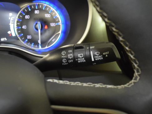 Used 2024 Chrysler Pacifica Touring-L image 18