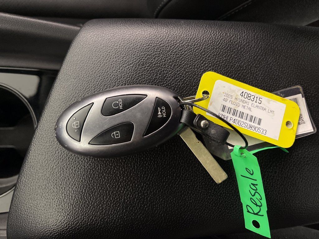 Certified 2025 Hyundai Elantra Limited FWD image 27