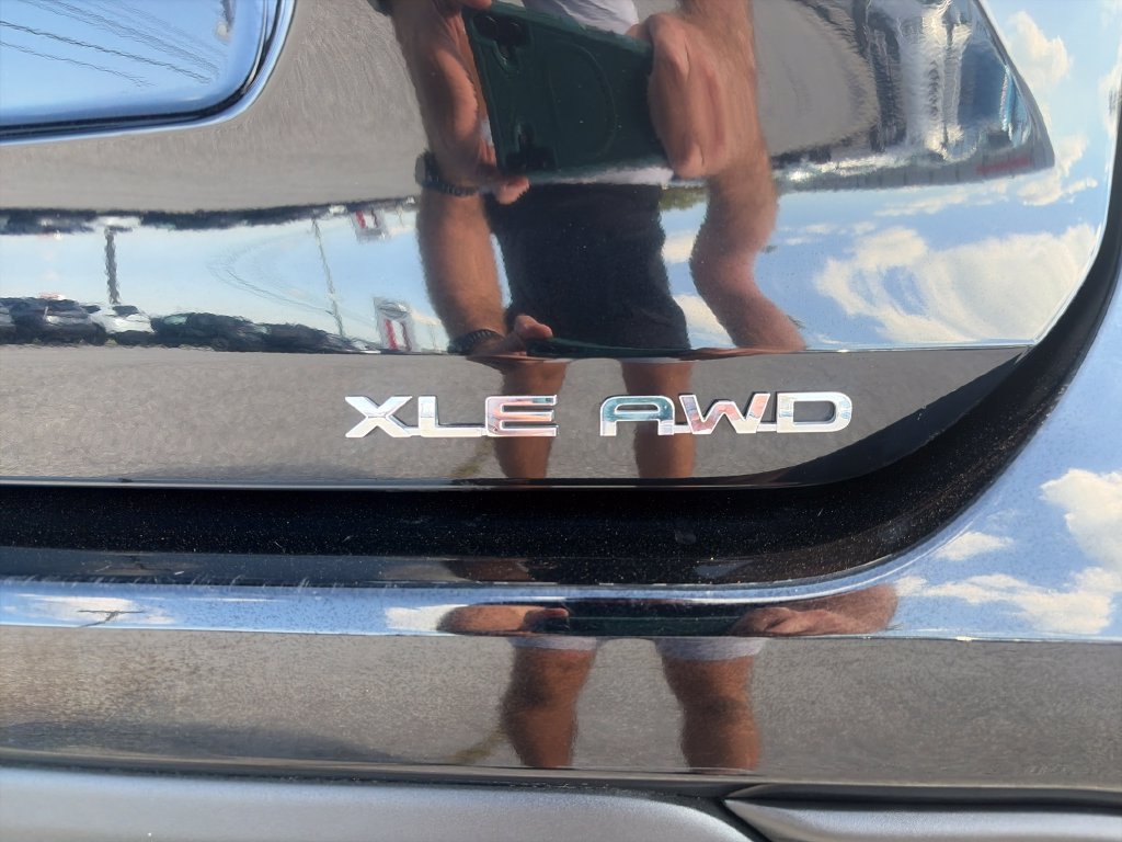 Used 2023 Toyota Highlander XLE AWD/4WD image 43