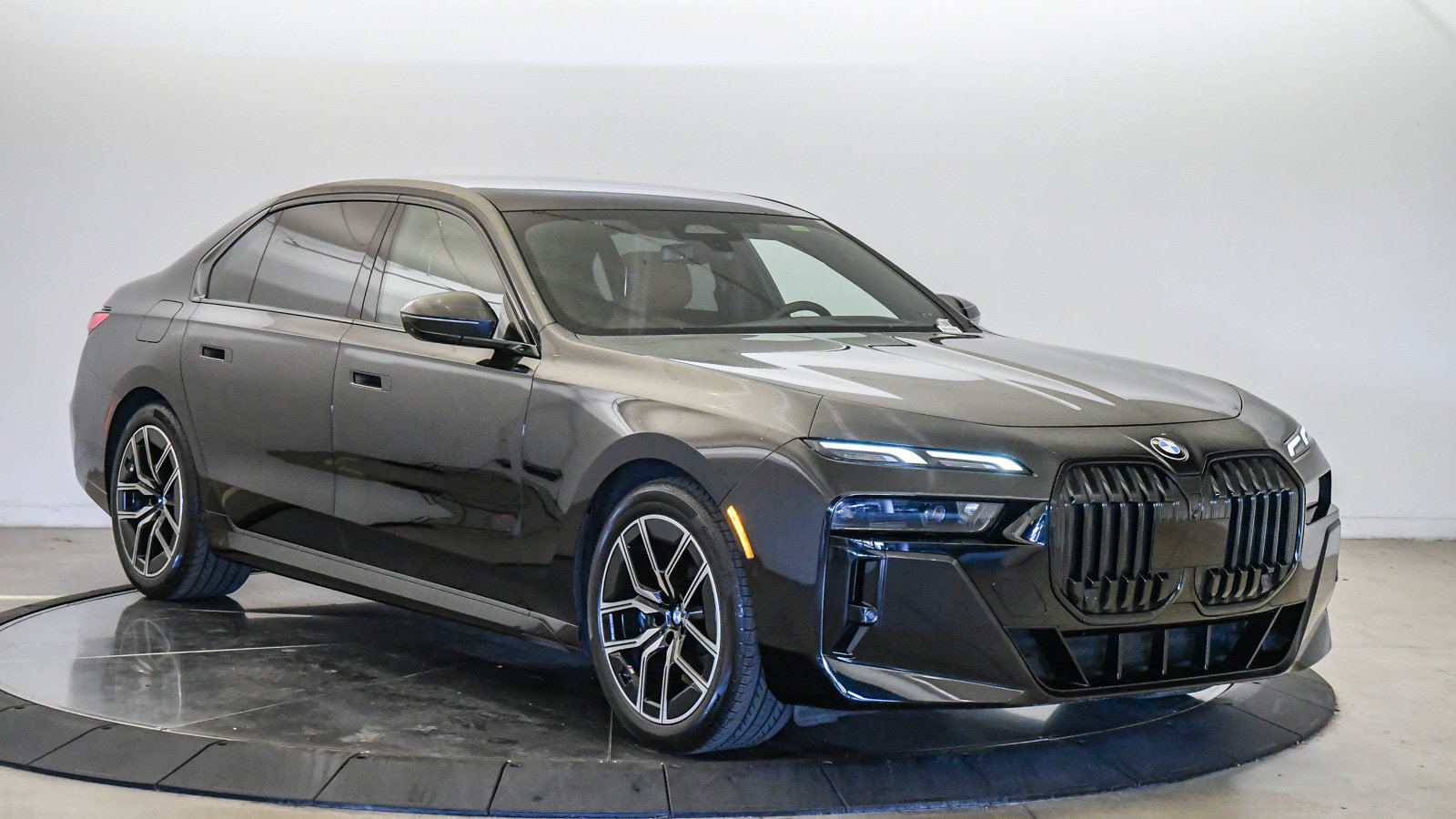 Certified 2024 BMW 740i w/ Premium Package RWD image 6