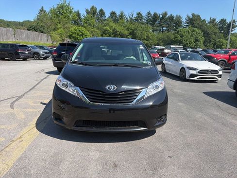 Used 2014 Toyota Sienna LE FWD image 2