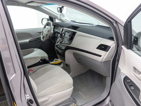 Used 2014 Toyota Sienna LE FWD image 17