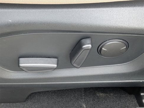 Used 2020 Ford Explorer XLT image 22