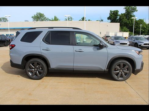 New 2026 Honda Pilot Sport image 3