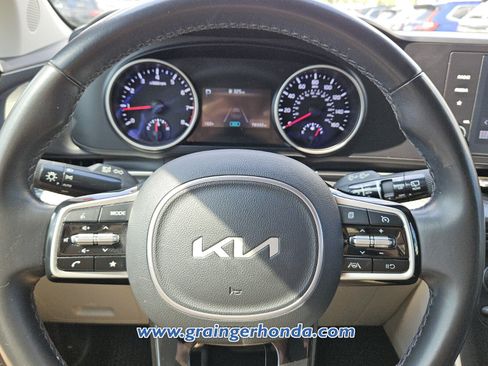 Used 2023 Kia Carnival LX FWD image 18