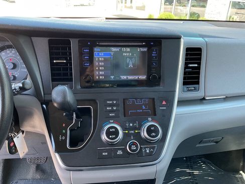 Used 2017 Toyota Sienna LE AWD/4WD image 19