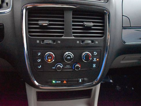 Used 2019 Dodge Grand Caravan SXT image 21