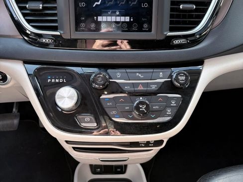 Used 2019 Chrysler Pacifica Touring-L FWD image 25
