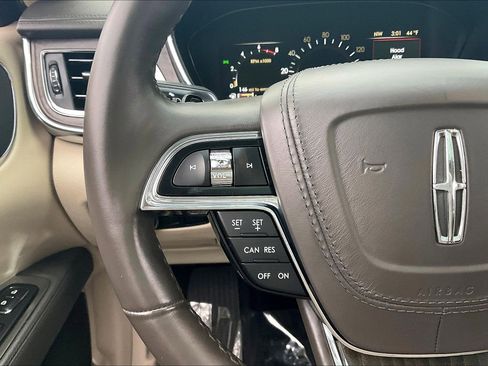 Used 2018 Lincoln Continental Select image 23