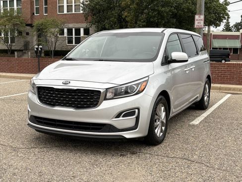 Used 2019 Kia Sedona L FWD image 2