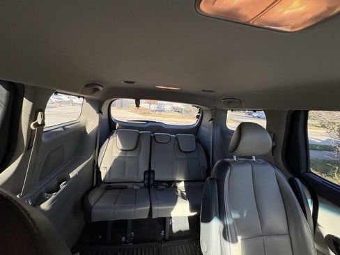 Used 2016 Kia Sedona SX image 11