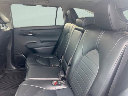 Used 2022 Toyota Highlander XLE AWD/4WD image 23