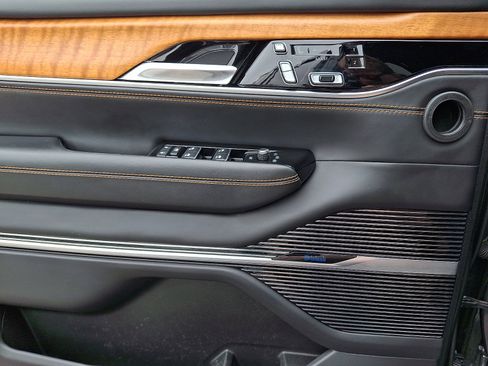 Used 2022 Jeep Grand Wagoneer Series III w/ Flexible Seating Group AWD/4WD image 21