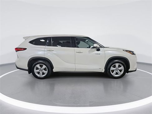 Used 2020 Toyota Highlander LE image 2