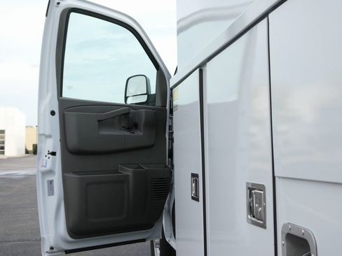 New 2025 GMC Savana 3500 w/ Power Convenience Package RWD image 31