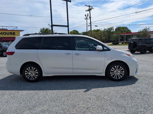 Used 2020 Toyota Sienna XLE w/ XLE Navigation Package FWD image 5