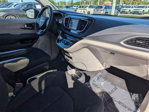 Used 2023 Chrysler Voyager LX image 9