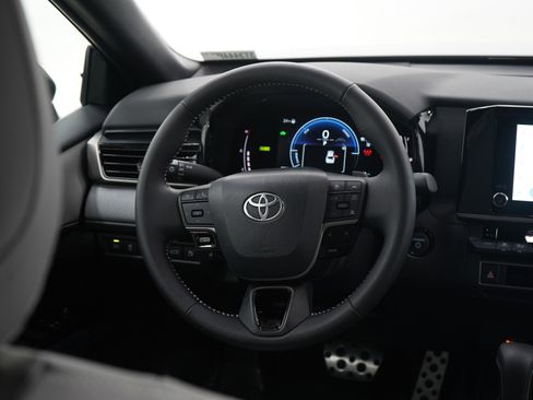 Used 2025 Toyota Camry SE image 13