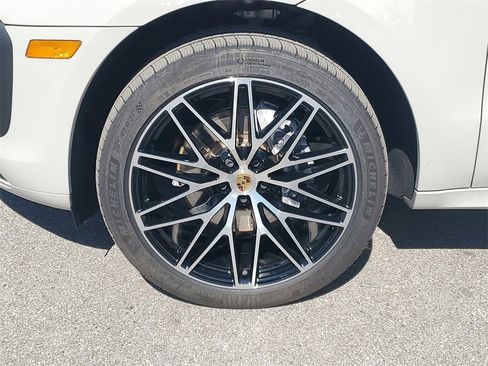 Used 2025 Porsche Macan image 11