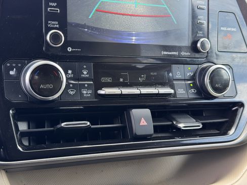 Used 2022 Toyota Highlander XLE image 10