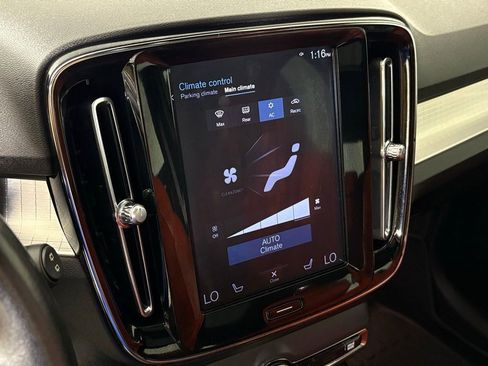 Used 2019 Volvo XC40 T5 Momentum image 26