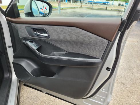 Used 2023 Nissan Rogue SV FWD image 9