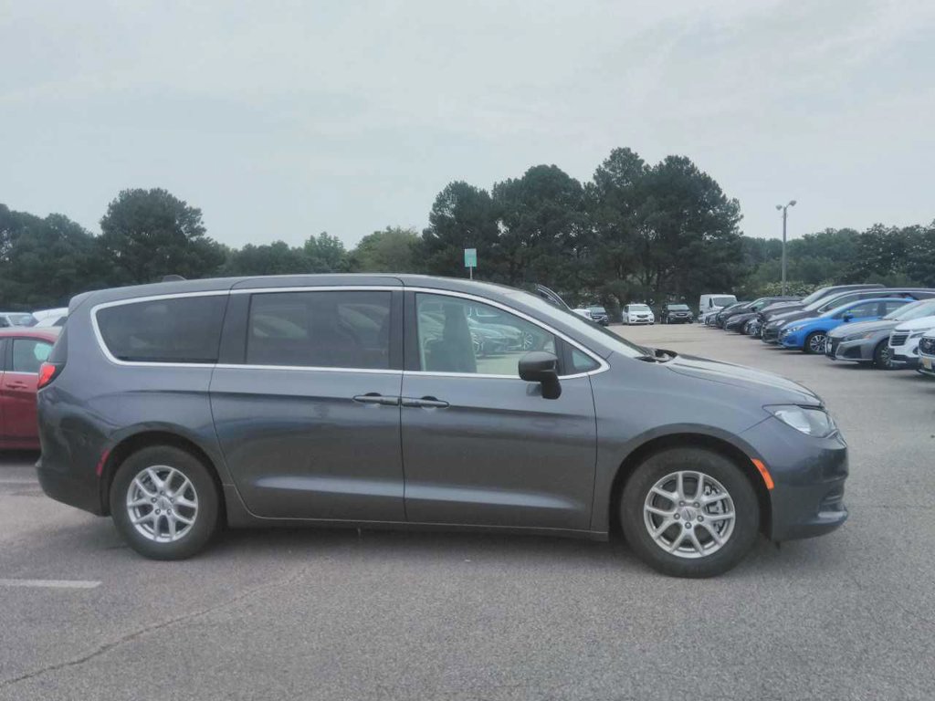 Used 2023 Chrysler Voyager LX FWD image 1