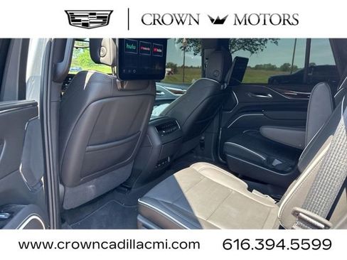 Used 2024 Cadillac Escalade Premium Luxury AWD/4WD image 12
