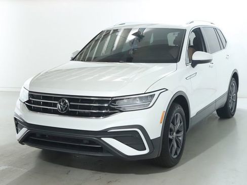 Used 2023 Volkswagen Tiguan SE w/ Panoramic Sunroof Package FWD image 1