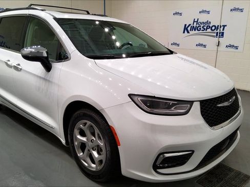 Used 2023 Chrysler Pacifica Limited image 2