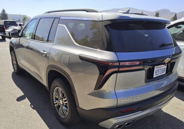 Used 2025 Chevrolet Traverse LT FWD image 4