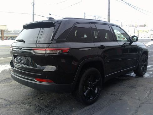 Used 2024 Jeep Grand Cherokee Altitude image 5