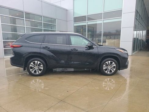 Used 2024 Toyota Highlander XLE image 8