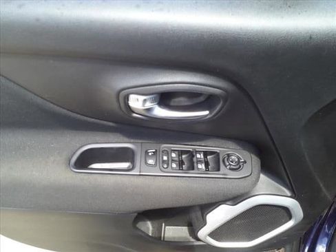 Used 2021 Jeep Renegade Latitude image 37